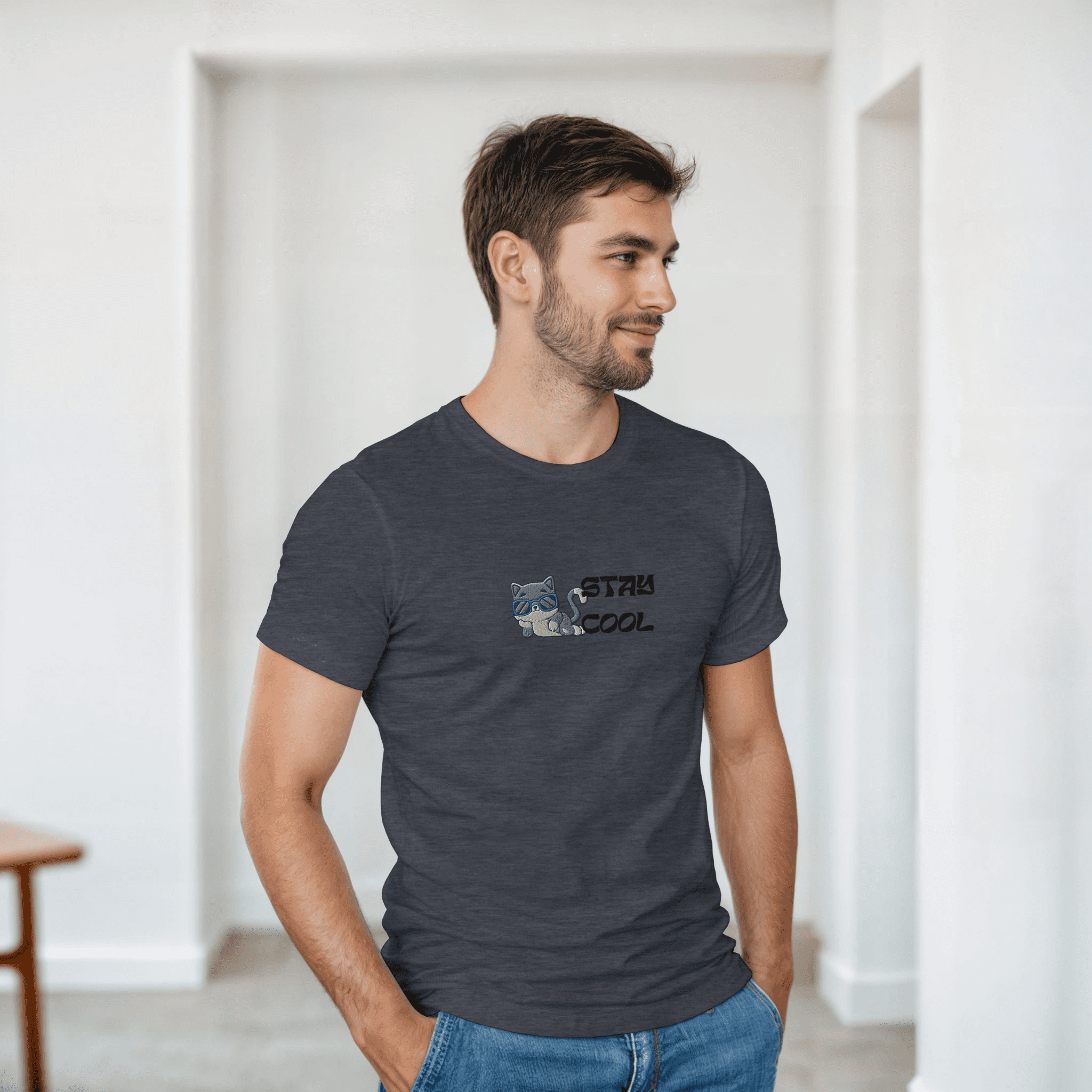 Camiseta bordada unisex – Gato con gafas | Gildan 5000 - Imagen 5