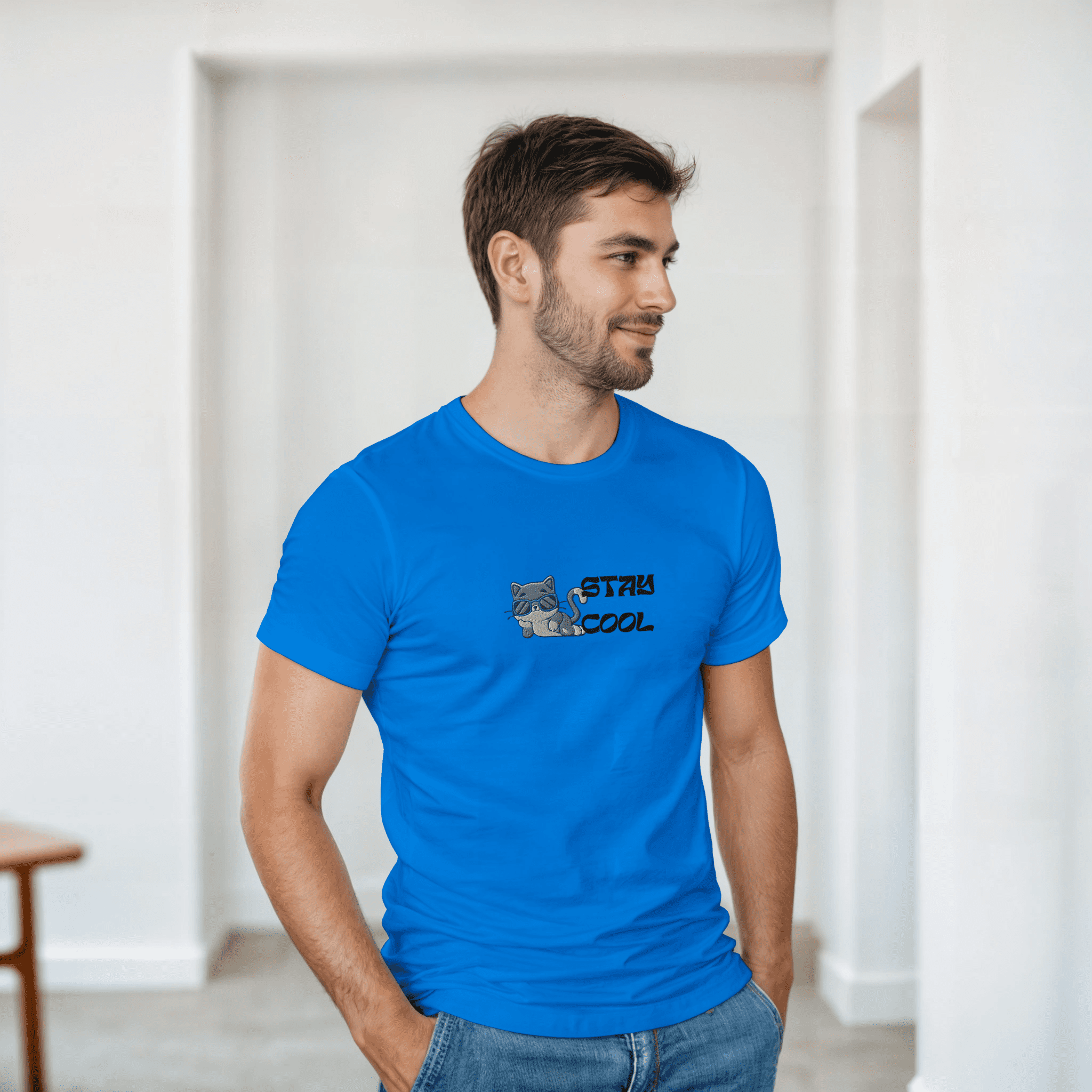 Camiseta bordada unisex – Gato con gafas | Gildan 5000 - Imagen 2