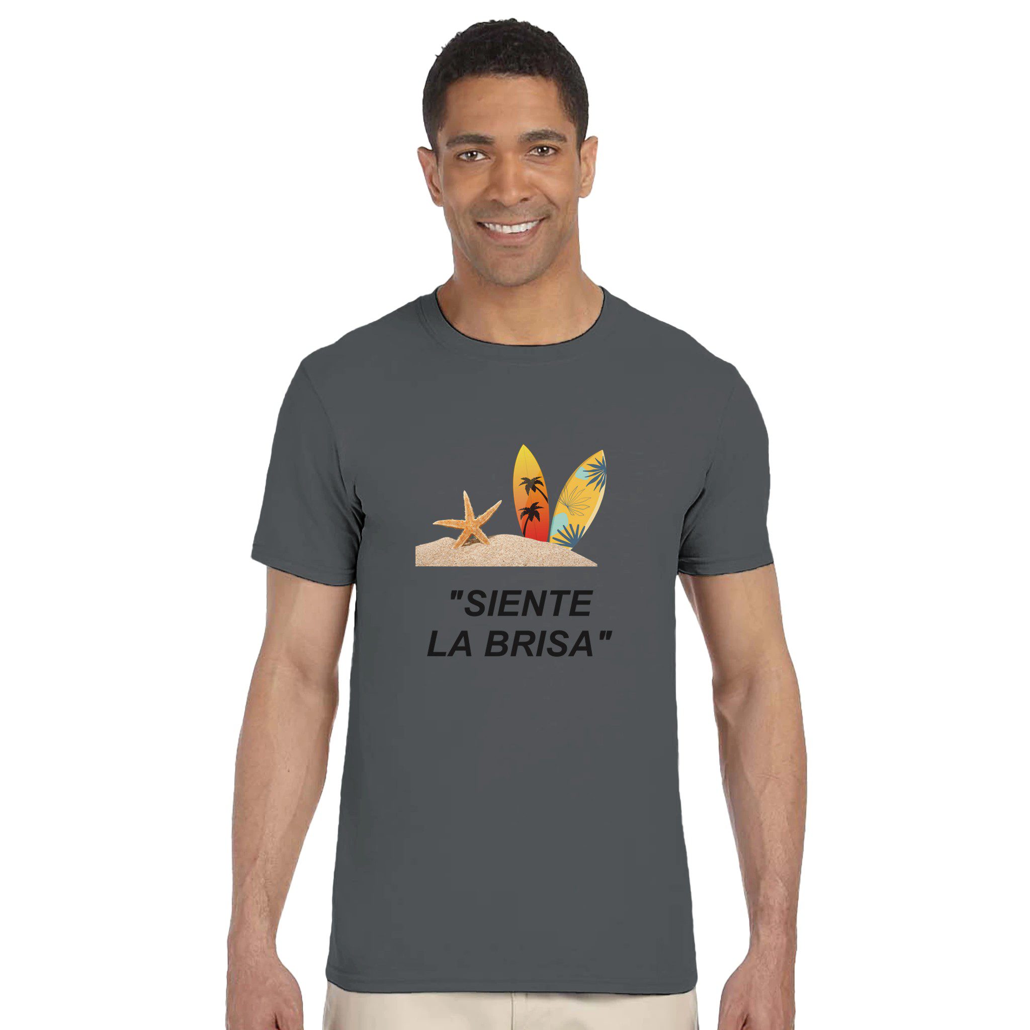 "Camiseta unisex 'Siente la Brisa' estilo veraniego | Gildan 64000" - Imagen 4