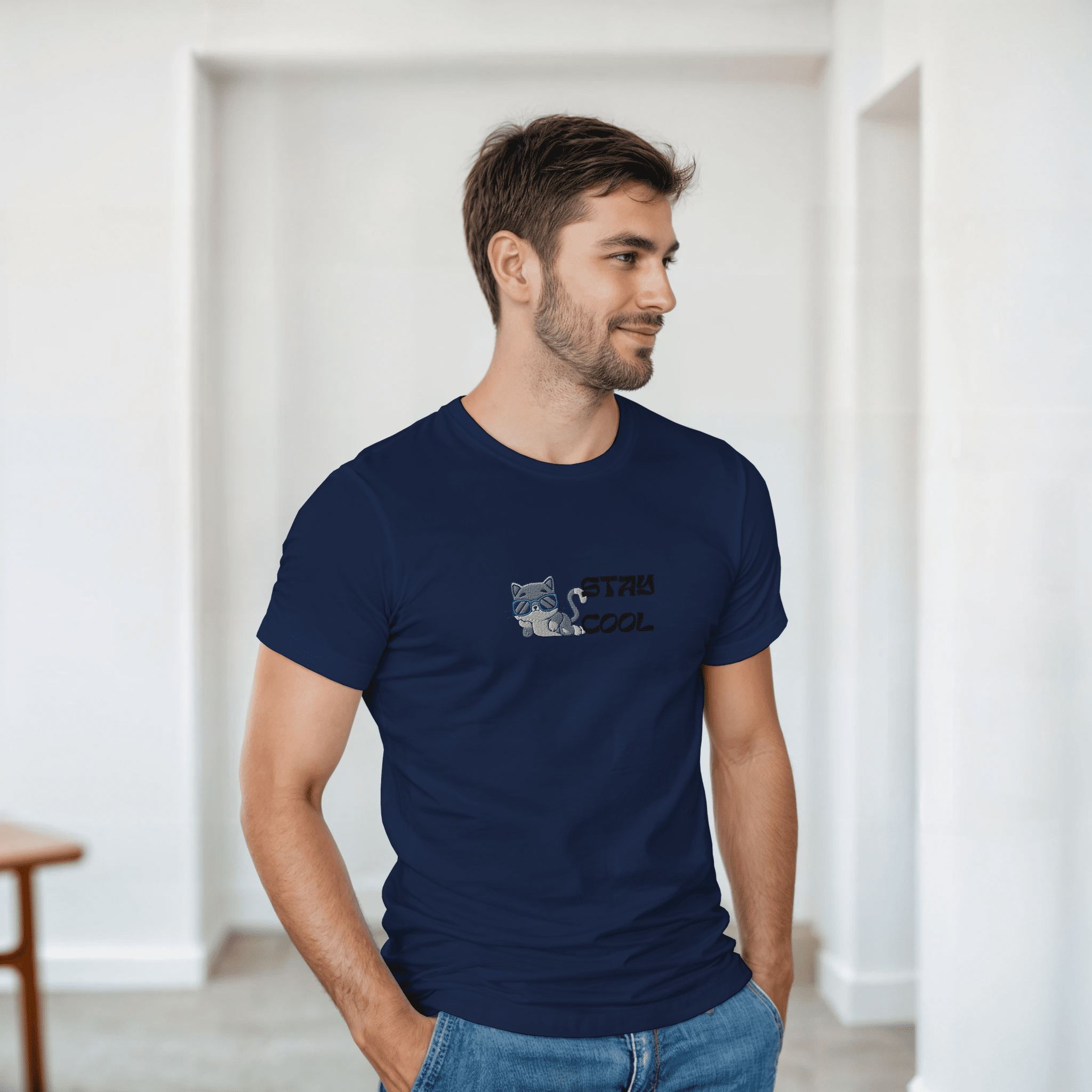 Camiseta bordada unisex – Gato con gafas | Gildan 5000 - Imagen 4