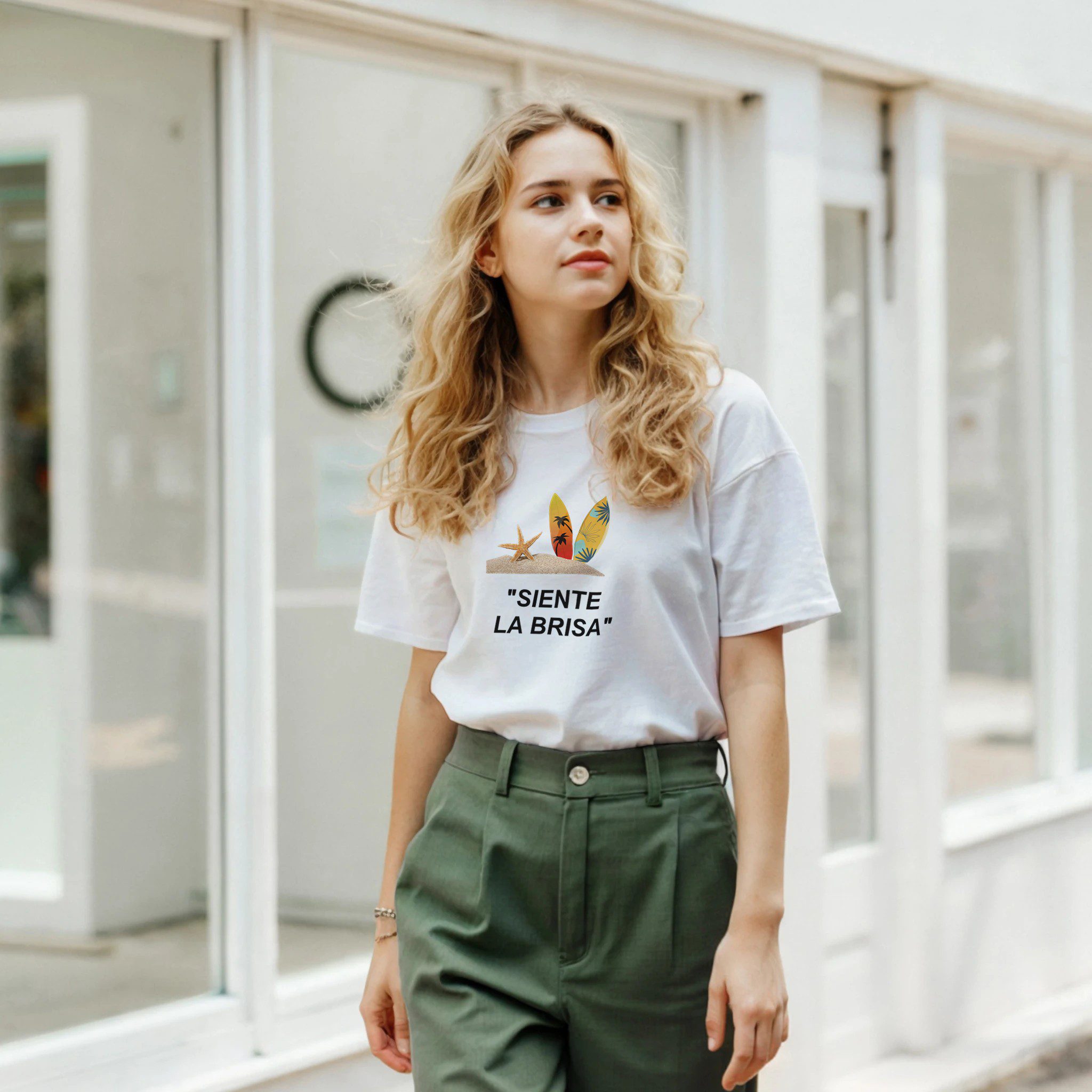 "Camiseta unisex 'Siente la Brisa' estilo veraniego | Gildan 64000" - Imagen 12