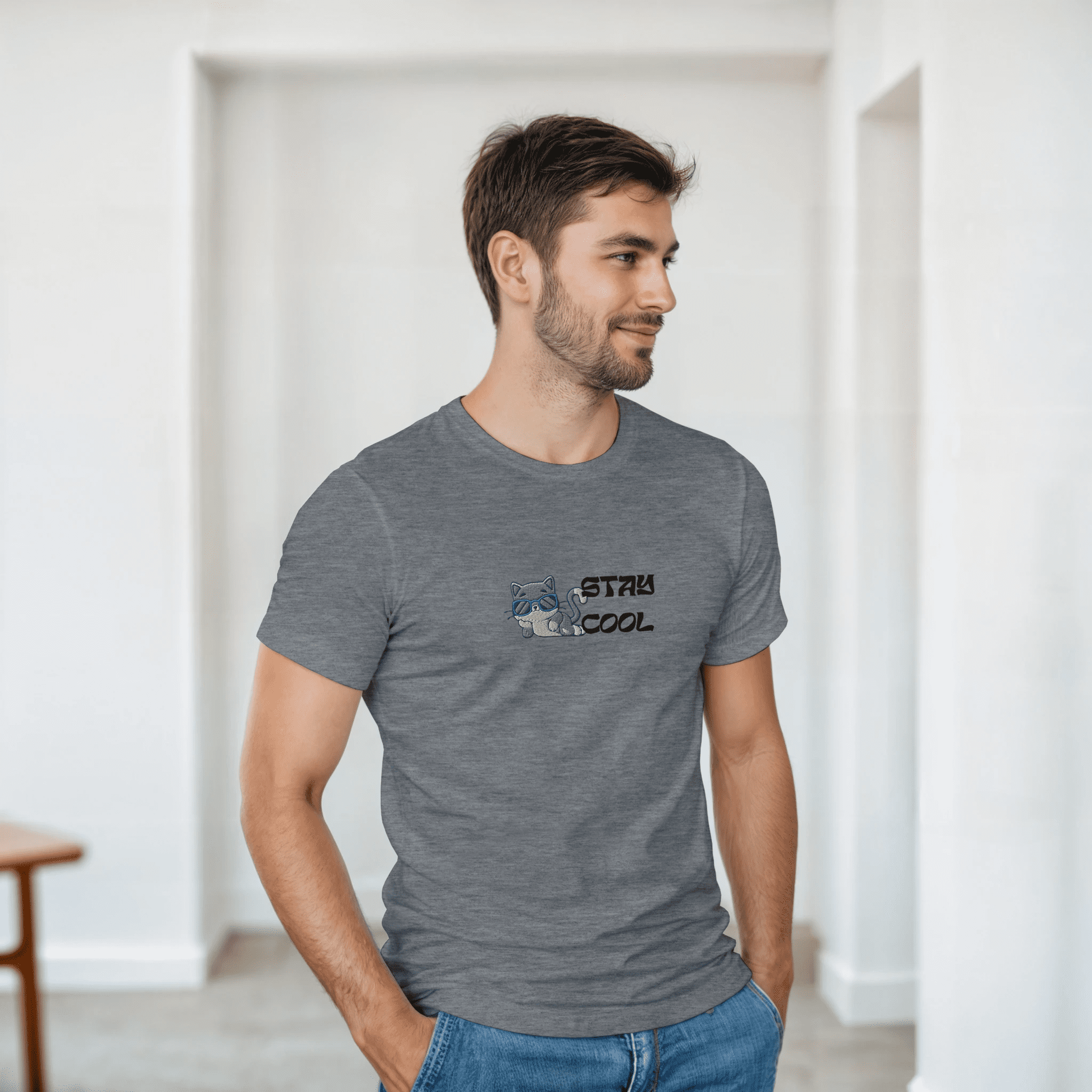 Camiseta bordada unisex – Gato con gafas | Gildan 5000 - Imagen 6