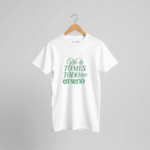 Camiseta unisex de algodón prémium con frase divertida. Tacto suave, ideal para DTG, cómoda y ecológica
